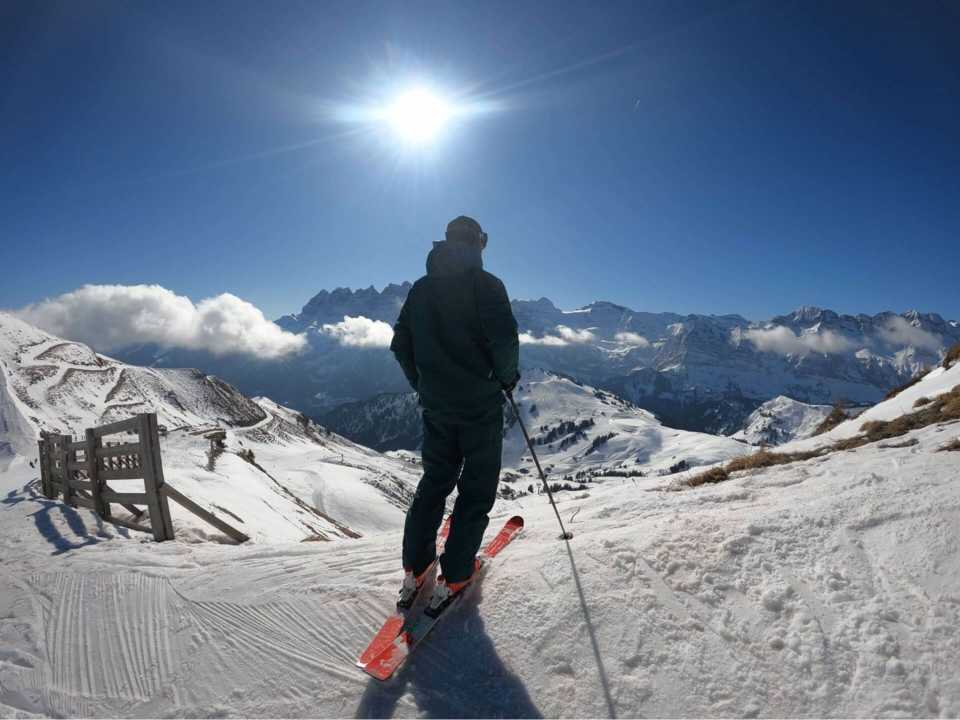 Skieur, vu de dos, au sommet de la piste