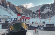 Image d'un casque sur une table sur les pistes